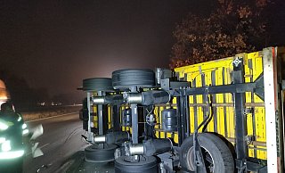 Der Anhänger des DHL-Gespanns liegt auf dem Seitenstreifen der A2. - NW Der Anhänger des DHL-Gespanns liegt auf dem Seitenstreifen der A2. - NW