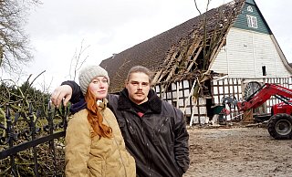 Nathalie Fißmer und Tom Haaf auf ihrem Hof: Die umgestürzte Eiche hat erheblichen Schaden verursacht. - Niklas Krämer Nathalie Fißmer und Tom Haaf auf ihrem Hof: Die umgestürzte Eiche hat erheblichen Schaden verursacht. - Niklas Krämer