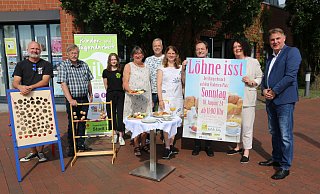 Thorsten Wessel (Vitale City, v. l.), Egon Schewe (Bahnhofsverein), Anne-Mieke Möller (Riff), Irene Esser (Bahnhofsverein), Dirk Hinke, Maren Werner (beide Kulturbüro), Bernd Ritter (Vitale City), Anja Flömer und Marco Kollmeier (beide Volksbank) laden zum Bürgerbrunch ein. - Anthea Moschner Thorsten Wessel (Vitale City, v. l.), Egon Schewe (Bahnhofsverein), Anne-Mieke Möller (Riff), Irene Esser (Bahnhofsverein), Dirk Hinke, Maren Werner (beide Kulturbüro), Bernd Ritter (Vitale City), Anja Flömer und Marco Kollmeier (beide Volksbank) laden zum Bürgerbrunch ein. - Anthea Moschner