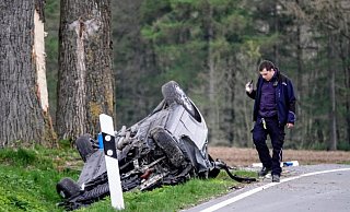 Der Fahrer dieses Wagens konnte mit lebensgefährlichen Verletzungen aus dem Autowrack gerettet werden. - Paul Brinkmann Der Fahrer dieses Wagens konnte mit lebensgefährlichen Verletzungen aus dem Autowrack gerettet werden. - Paul Brinkmann