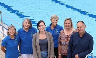 Freuen sich auf das traditionelle Freibadfest (v.l.n.r.): Steffi Meixner, Bettina Bredenkötter (beide Freibadverein Elverdissen), Marina Hageldanz (Marketing), Anne Raven-Scholten (Freibadverein Elverdissen), Jennifer Weiß (Badleitung), Markus Diering (Betriebsleiter Freizeiteinrichtungen). - Claus Frickemeier Freuen sich auf das traditionelle Freibadfest (v.l.n.r.): Steffi Meixner, Bettina Bredenkötter (beide Freibadverein Elverdissen), Marina Hageldanz (Marketing), Anne Raven-Scholten (Freibadverein Elverdissen), Jennifer Weiß (Badleitung), Markus Diering (Betriebsleiter Freizeiteinrichtungen). - Claus Frickemeier