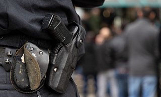 Vor dem Landgericht stehen bewaffnete Polizisten. Im Inneren des Justizgebäudes galten verschärfte Sicherheitsvorkehrungen. - dpa / Friso Gentsch Vor dem Landgericht stehen bewaffnete Polizisten. Im Inneren des Justizgebäudes galten verschärfte Sicherheitsvorkehrungen. - dpa / Friso Gentsch