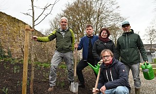 Ralf Haffke (v. l.), Franz Reschke (Planer), Ulrike Krekeler (HVV-Vorstand), und Stephan Berg (HVV) sowie Norbert Drews (HVV-Vorsitzender, vorn) mit dem besonderen Baum. - Thomas Kube Ralf Haffke (v. l.), Franz Reschke (Planer), Ulrike Krekeler (HVV-Vorstand), und Stephan Berg (HVV) sowie Norbert Drews (HVV-Vorsitzender, vorn) mit dem besonderen Baum. - Thomas Kube