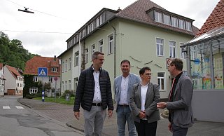 Beigeordneter Andreas Niggemeyer, Schulamtsleiter Olaf Krane, Eva Klare-Kurtenbach, Geschäftsführerin des Kolping Schulwerks und der Kolping Kita gGmbH, und Bürgermeister Tobias Scherf im Gespräch vor der ehemaligen Eisenhoit-Schule. - Dieter Scholz Beigeordneter Andreas Niggemeyer, Schulamtsleiter Olaf Krane, Eva Klare-Kurtenbach, Geschäftsführerin des Kolping Schulwerks und der Kolping Kita gGmbH, und Bürgermeister Tobias Scherf im Gespräch vor der ehemaligen Eisenhoit-Schule. - Dieter Scholz
