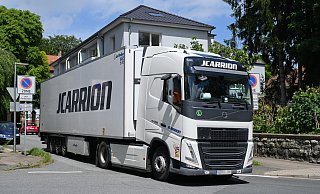 Der spanische Lkw steckte nur kurz unter der OWD-Brücke in Bielefeld fest, bevor er sich selbst aus der misslichen Lage befreien konnte. - Barbara Franke Der spanische Lkw steckte nur kurz unter der OWD-Brücke in Bielefeld fest, bevor er sich selbst aus der misslichen Lage befreien konnte. - Barbara Franke