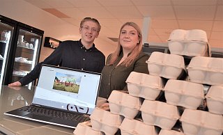 Die Geschwister Jona und Lea Remmert haben "Reecom" ins Leben gerufen. Sowohl im stationären Handel als auch im Onlinehandel bieten sie regionale Lebensmittel an. - Peter Heidbrink Die Geschwister Jona und Lea Remmert haben "Reecom" ins Leben gerufen. Sowohl im stationären Handel als auch im Onlinehandel bieten sie regionale Lebensmittel an. - Peter Heidbrink