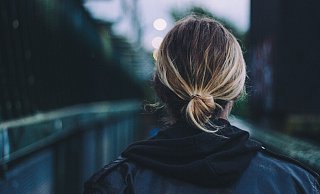 Eine Bielefelderin ist auf dem Heimweg beinahe vergewaltigt worden. - Symbolfoto: Luke Porter/unsplash.com Eine Bielefelderin ist auf dem Heimweg beinahe vergewaltigt worden. - Symbolfoto: Luke Porter/unsplash.com
