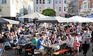 Das Weindorf ist vom Rathausplatz zurück auf den Gänsemarkt gekehrt. - Frank-Michael Kiel-Steinkamp Das Weindorf ist vom Rathausplatz zurück auf den Gänsemarkt gekehrt. - Frank-Michael Kiel-Steinkamp