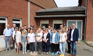 Beverungens Bürgermeister Hubertus Grimm (v.l.), die Kursleiter Ludger und Sylvia Wessel, sowie Ulrich Wille (VHS Zweckverband Diemel-Egge-Weser, 4.v.r.), Sabrina Schwalm (Stadt Beverungen, 2.v.r.) und Johannes Schröder (Pfarrei Heiligste Dreifaltigkeit Beverungen) zusammen mit den Kursteilnehmern. - Sebastian Beeg Beverungens Bürgermeister Hubertus Grimm (v.l.), die Kursleiter Ludger und Sylvia Wessel, sowie Ulrich Wille (VHS Zweckverband Diemel-Egge-Weser, 4.v.r.), Sabrina Schwalm (Stadt Beverungen, 2.v.r.) und Johannes Schröder (Pfarrei Heiligste Dreifaltigkeit Beverungen) zusammen mit den Kursteilnehmern. - Sebastian Beeg