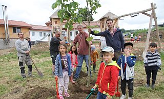 Die Kinder der Sonnengruppe pflanzten gemeinsam mit den Handwerkern und den Inhabern des Brückenhofs, Tankred und Laurenz Trautmann, vor dem neuen Kita-Gebäude einen Baum. - Johannes Büttner Die Kinder der Sonnengruppe pflanzten gemeinsam mit den Handwerkern und den Inhabern des Brückenhofs, Tankred und Laurenz Trautmann, vor dem neuen Kita-Gebäude einen Baum. - Johannes Büttner