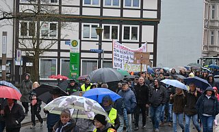 Die Teilnehmerinnen und Teilnehmer des Protestzuges gehen gemeinsam zur Kundgebung auf dem Berliner Platz in Höxter. - Manfred Bues Die Teilnehmerinnen und Teilnehmer des Protestzuges gehen gemeinsam zur Kundgebung auf dem Berliner Platz in Höxter. - Manfred Bues