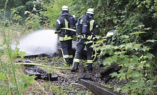 Die Feuerwehr löschte den Brand der Bahnschwellen. - Polizei Die Feuerwehr löschte den Brand der Bahnschwellen. - Polizei