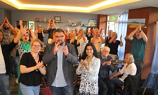 Zusammen mit der Mindener Landtagskandidatin Jana Sasse (l.) und der Bundestagsabgeordneten Schahina Gambir sowie den vielen Parteifreunden freut sich Benjamin Rauer über den großen Wahlerfolg der nordrhein-westfälischen Grünen. Foto: Klaus Frensing - Klaus Frensing Zusammen mit der Mindener Landtagskandidatin Jana Sasse (l.) und der Bundestagsabgeordneten Schahina Gambir sowie den vielen Parteifreunden freut sich Benjamin Rauer über den großen Wahlerfolg der nordrhein-westfälischen Grünen. Foto: Klaus Frensing - Klaus Frensing