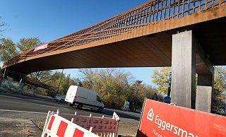 Wegen Absturzgefahr darf die Brücke über der B61 nicht betreten werden. Wann sie freigegeben werden kann ist noch unklar. - Andreas Frücht Wegen Absturzgefahr darf die Brücke über der B61 nicht betreten werden. Wann sie freigegeben werden kann ist noch unklar. - Andreas Frücht