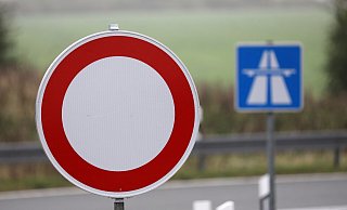 Im Bereich der A33-Anschlussstellen bei Bad Wünnenberg werden Gehölzarbeiten durchgeführt. - Bernd Wüstneck Im Bereich der A33-Anschlussstellen bei Bad Wünnenberg werden Gehölzarbeiten durchgeführt. - Bernd Wüstneck