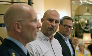 Polizeidirektor Mathias Schmidt (v.l.), Landrat Ali Dogan (SPD) und Bürgermeister Lars Bökenkröger (CDU) wollen über die Ordnungspartnerschaft zwischen Ordnungsamt und Polizei in der Kurstadt sprechen. - Ulf Hanke Polizeidirektor Mathias Schmidt (v.l.), Landrat Ali Dogan (SPD) und Bürgermeister Lars Bökenkröger (CDU) wollen über die Ordnungspartnerschaft zwischen Ordnungsamt und Polizei in der Kurstadt sprechen. - Ulf Hanke
