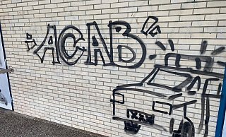 Mit Edding aufgemalte Hakenkreuze und den Schriftzug "ACAB" (All cops are basterds) haben unbekannte Täter an die Fassade der städtischen Realschule in Gütersloh geschmiert. - Christian Bröder Mit Edding aufgemalte Hakenkreuze und den Schriftzug "ACAB" (All cops are basterds) haben unbekannte Täter an die Fassade der städtischen Realschule in Gütersloh geschmiert. - Christian Bröder