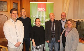 Der neue Vorstand der SPD (v.l.): Lukas Grundschöttel, Martin Brörmann, Carina Dietzmann, Bernhard Kuhn, Kristian Piechulek und Heidemarie Kabus. Alle Delegierte und Gäste der Versammlung haben ihren Impfschutz zuvor nachgewiesen. - Ulf Hanke Der neue Vorstand der SPD (v.l.): Lukas Grundschöttel, Martin Brörmann, Carina Dietzmann, Bernhard Kuhn, Kristian Piechulek und Heidemarie Kabus. Alle Delegierte und Gäste der Versammlung haben ihren Impfschutz zuvor nachgewiesen. - Ulf Hanke
