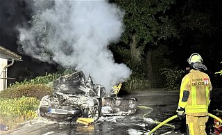 Gut zwei Stunden dauerte der Einsatz der Feuerwehr in der Nacht zu Sonntag in einem Wohngebiet in Stahle. Das Auto brannte völlig aus. - FFW Höxter Gut zwei Stunden dauerte der Einsatz der Feuerwehr in der Nacht zu Sonntag in einem Wohngebiet in Stahle. Das Auto brannte völlig aus. - FFW Höxter