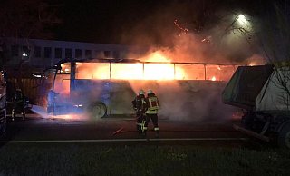 Brandstiftung an der Schweriner Straße: Ein Reisebus geht am Freitag, 18. Februar, komplett in Flammen auf - Charlotte Mahncke Brandstiftung an der Schweriner Straße: Ein Reisebus geht am Freitag, 18. Februar, komplett in Flammen auf - Charlotte Mahncke