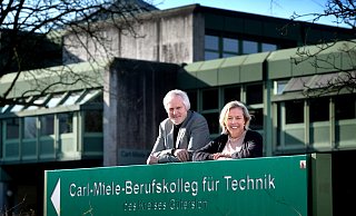„Mathe Note zwei, zuverlässig, pünktlich, ohne Fehlstunden, so wünschen sich Betriebe ihre Azubis und die Werbeanzeigen fördern dieses Bild.“ Die Realität sieht für Martin Kreutzkamp (65) als Bereichsleiter Ausbildungsvorbereitung am Carl-Miele-Berufskolleg und Sozialarbeiterin Martina Bunte-Drewell (57) anders aus. - Andreas Frücht „Mathe Note zwei, zuverlässig, pünktlich, ohne Fehlstunden, so wünschen sich Betriebe ihre Azubis und die Werbeanzeigen fördern dieses Bild.“ Die Realität sieht für Martin Kreutzkamp (65) als Bereichsleiter Ausbildungsvorbereitung am Carl-Miele-Berufskolleg und Sozialarbeiterin Martina Bunte-Drewell (57) anders aus. - Andreas Frücht
