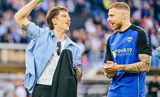 SCP-Keeper Jannik Huth (l.) feiert bei seiner Verabschiedung im Paderborner Stadion "in Zivil" mit seinen Teamkollegen und den SCP-Fans. - Besim Mazhiqi SCP-Keeper Jannik Huth (l.) feiert bei seiner Verabschiedung im Paderborner Stadion "in Zivil" mit seinen Teamkollegen und den SCP-Fans. - Besim Mazhiqi