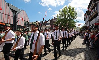 Während der Pandemie wurden viele Schützenfeste abgesagt. Das Bild zeigt den Umzug zum Höxteraner Fest im Jahr 2016. - David Schellenberg Während der Pandemie wurden viele Schützenfeste abgesagt. Das Bild zeigt den Umzug zum Höxteraner Fest im Jahr 2016. - David Schellenberg