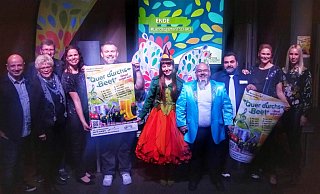 Die Crew und das Ensemble des Schlosstheaters Fürstenberg arbeiten hart, um den Besucherinnen und Besuchern eine Show wie in früheren Jahren zu bieten. - Schlosstheater Fürstenberg Die Crew und das Ensemble des Schlosstheaters Fürstenberg arbeiten hart, um den Besucherinnen und Besuchern eine Show wie in früheren Jahren zu bieten. - Schlosstheater Fürstenberg