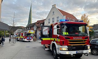 Die Feuerwehr Delbrück rückte am Sonntagnachmittag zu einem komplett eingenebelten Automatengeschäft am Alten Markt aus. - Ralph Meyer Die Feuerwehr Delbrück rückte am Sonntagnachmittag zu einem komplett eingenebelten Automatengeschäft am Alten Markt aus. - Ralph Meyer