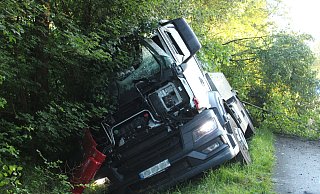 Der tonnenschwere Milchwagen musste aus einem Straßengraben geborgen werden. - Polizei Minden-Lübbecke Der tonnenschwere Milchwagen musste aus einem Straßengraben geborgen werden. - Polizei Minden-Lübbecke
