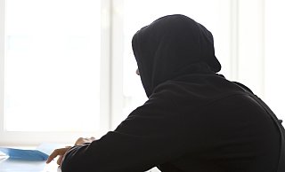 Dieser junge Mann ist ein sogenannter Schulverweigerer - er ist in einem Projekt, welches ihm zunächst einmal wieder einen Rhythmus zu finden hilft. Mit festen Zeiten, festen Verantwortlichkeiten. - epd-bild / Nancy Heusel Dieser junge Mann ist ein sogenannter Schulverweigerer - er ist in einem Projekt, welches ihm zunächst einmal wieder einen Rhythmus zu finden hilft. Mit festen Zeiten, festen Verantwortlichkeiten. - epd-bild / Nancy Heusel