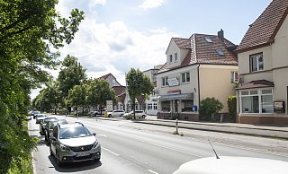 Pro Tag fahren rund 20.000 Fahrzeuge auf der Gütersloher Straße durch Ummeln, darunter viele Pendler zwischen Bielefeld und Gütersloh. - © Jörg Dieckmann - www. dieckmann-fotodesign.de Pro Tag fahren rund 20.000 Fahrzeuge auf der Gütersloher Straße durch Ummeln, darunter viele Pendler zwischen Bielefeld und Gütersloh. - © Jörg Dieckmann - www. dieckmann-fotodesign.de