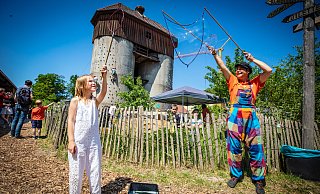 Claudia Spangenberg (r.) begeistert mit ihren riesen Seifenblasen. Zoe (6) probiert es auch mal aus. - Mike-Dennis Müller / www.mdm.photo Claudia Spangenberg (r.) begeistert mit ihren riesen Seifenblasen. Zoe (6) probiert es auch mal aus. - Mike-Dennis Müller / www.mdm.photo