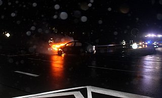 Der Pkw der Frau kam auf der Kreuzung zum Stehen. Anschließend geriet der Motorraum in Brand. - Polizei Minden-Lübbecke Der Pkw der Frau kam auf der Kreuzung zum Stehen. Anschließend geriet der Motorraum in Brand. - Polizei Minden-Lübbecke
