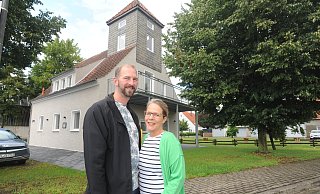 Michael und Sylvia Grewe freuen sich, dass der Umbau des früheren Feuerwehrhauses in Destel zu einem vielseitig nutzbaren Gebäude nun beendet ist. - Joern Spreen-Ledebur Michael und Sylvia Grewe freuen sich, dass der Umbau des früheren Feuerwehrhauses in Destel zu einem vielseitig nutzbaren Gebäude nun beendet ist. - Joern Spreen-Ledebur