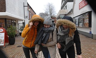 Halte sich fest, wer kann: Als Orkantief Friederike im Januar 2018 übers Lübbecker Land fegte, mussten Straßen und Wälder gesperrt werden. Menschen kamen glücklicherweise nicht zu ?Schaden. - Heike von Schulz Halte sich fest, wer kann: Als Orkantief Friederike im Januar 2018 übers Lübbecker Land fegte, mussten Straßen und Wälder gesperrt werden. Menschen kamen glücklicherweise nicht zu ?Schaden. - Heike von Schulz