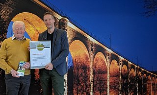 Bürgermeister Matthias Möllers dankt Wegewart Ulrich Böger für seine Arbeit. - Gemeinde Altenbeken Bürgermeister Matthias Möllers dankt Wegewart Ulrich Böger für seine Arbeit. - Gemeinde Altenbeken