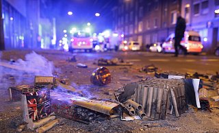 Auf etlichen Straßen im ganzen Land, hier in Düsseldorf, sammelte sich nach der Silvesternacht der Müll von Böllern. - dpa Auf etlichen Straßen im ganzen Land, hier in Düsseldorf, sammelte sich nach der Silvesternacht der Müll von Böllern. - dpa