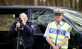 Mit Lasergeräten und mobilen ESO-Lichtschrankensystemen kontrollierte die Polizei im Kreis Paderborn die Geschwindigkeit von Autofahrern. - Gerald Dunkel Mit Lasergeräten und mobilen ESO-Lichtschrankensystemen kontrollierte die Polizei im Kreis Paderborn die Geschwindigkeit von Autofahrern. - Gerald Dunkel