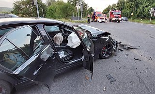 Der schwarze BMW krachte fast ungebremst in das andere Fahrzeug. Die Ampel funktionierte zum Unfallzeitpunkt nicht. - David Schellenberg Der schwarze BMW krachte fast ungebremst in das andere Fahrzeug. Die Ampel funktionierte zum Unfallzeitpunkt nicht. - David Schellenberg