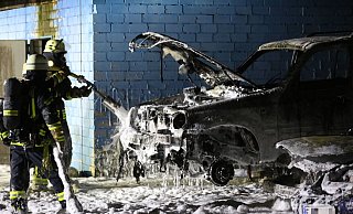In der Silvesternacht gehen um 0.39 Uhr vier Autos auf dem Gelände einer Kfz-Werkstatt an der Eckendorfer Straße in Flammen auf. - NW In der Silvesternacht gehen um 0.39 Uhr vier Autos auf dem Gelände einer Kfz-Werkstatt an der Eckendorfer Straße in Flammen auf. - NW