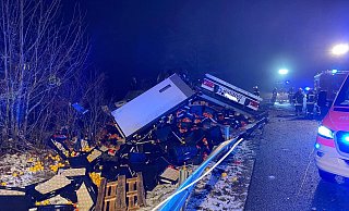 Auf der A44 verunglückte ein polnischer Lastzug auf glatter Fahrbahn und überschlug sich. - Feuerwehr Marsberg Auf der A44 verunglückte ein polnischer Lastzug auf glatter Fahrbahn und überschlug sich. - Feuerwehr Marsberg