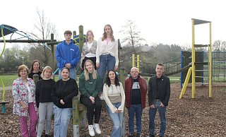 Jaqueline Lauf und Susanne Flade-Brune (1. u. 2. v. l.) sowie Sven Hagemeier und Andreas Bredenkötter (2. u. 1. v. r.) berichten zusammen mit den Bufdis Annemarie Ötting, Tina Klein, Julia Grackiewicz, Nika Amamou (1. Reihe) und Finn Krietenstein, Celia Suckau und Pia Marie Rose (2. Reihe) über ihre Erfahrungen im Bundesfreiwilligendienst. - Klaus Frensing Jaqueline Lauf und Susanne Flade-Brune (1. u. 2. v. l.) sowie Sven Hagemeier und Andreas Bredenkötter (2. u. 1. v. r.) berichten zusammen mit den Bufdis Annemarie Ötting, Tina Klein, Julia Grackiewicz, Nika Amamou (1. Reihe) und Finn Krietenstein, Celia Suckau und Pia Marie Rose (2. Reihe) über ihre Erfahrungen im Bundesfreiwilligendienst. - Klaus Frensing