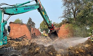 Ein Bagger zieht das Stroh auseinander: Am 28. August war im Borgentreicher Ortsteil Körbecke eine Feldscheune abgebrannt. Die Feuerwehr war noch Tage später mit Nachlöscharbeiten beschäftigt. Foto: Feuerwehr Borgentreich - Feuerwehr Borgentreich Ein Bagger zieht das Stroh auseinander: Am 28. August war im Borgentreicher Ortsteil Körbecke eine Feldscheune abgebrannt. Die Feuerwehr war noch Tage später mit Nachlöscharbeiten beschäftigt. Foto: Feuerwehr Borgentreich - Feuerwehr Borgentreich