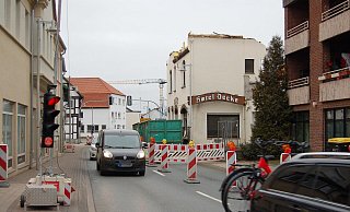 Voraussichtlich bis Freitag: Eine Ampelanlage regelt den Verkehr auf der B 65 im Bereich Deeke. - Sandra Spieker Voraussichtlich bis Freitag: Eine Ampelanlage regelt den Verkehr auf der B 65 im Bereich Deeke. - Sandra Spieker
