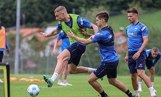 Stürmer Felix Platte (l., mit Martin Ens und Marcel Hoffmeier) steht wieder auf dem Trainingsplatz. - Oliver Krato Stürmer Felix Platte (l., mit Martin Ens und Marcel Hoffmeier) steht wieder auf dem Trainingsplatz. - Oliver Krato