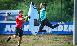 Arminia Bielefelds neuer Torwarttrainer Steffen Süßner (l.) fordert Jonas Kersken im Training. - Sarah Jonek Arminia Bielefelds neuer Torwarttrainer Steffen Süßner (l.) fordert Jonas Kersken im Training. - Sarah Jonek