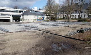 Viel Platz für viele Fahrräder gibt es am Gymnasium Schloß Neuhaus. Der Schulhof soll in den nächsten beiden Jahren gründlich neu gestaltet werden. - Hans-Hermann Igges Viel Platz für viele Fahrräder gibt es am Gymnasium Schloß Neuhaus. Der Schulhof soll in den nächsten beiden Jahren gründlich neu gestaltet werden. - Hans-Hermann Igges