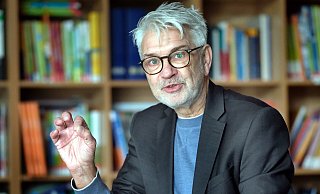„Abitur kann für manche auch eine Illusion sein“, sagt Berthold Steier (64). Seit 2008 arbeitet der Bielefelder an der JKG in Gütersloh. Seither ist er verantwortlich für die Studien- und Berufsorientierung in der Oberstufe. - Andreas Frücht „Abitur kann für manche auch eine Illusion sein“, sagt Berthold Steier (64). Seit 2008 arbeitet der Bielefelder an der JKG in Gütersloh. Seither ist er verantwortlich für die Studien- und Berufsorientierung in der Oberstufe. - Andreas Frücht