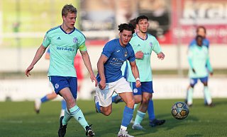 Der offensive Wiedenbrücker Mittelfeldspieler Junis Makki im Duell mit dem Schalker Kapitän Mattes Hansen. Foto: Daniel Bremehr - Daniel Bremehr Der offensive Wiedenbrücker Mittelfeldspieler Junis Makki im Duell mit dem Schalker Kapitän Mattes Hansen. Foto: Daniel Bremehr - Daniel Bremehr